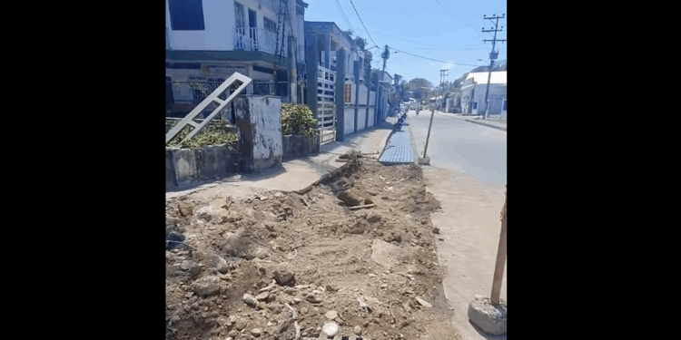 Insólito: gobierno y contratistas taparon con escombro alcantarillas de lluvias en zona donde se une la inundación de Juan 23 con bodegas del aeropuerto en vez de terminar dicha obra.  